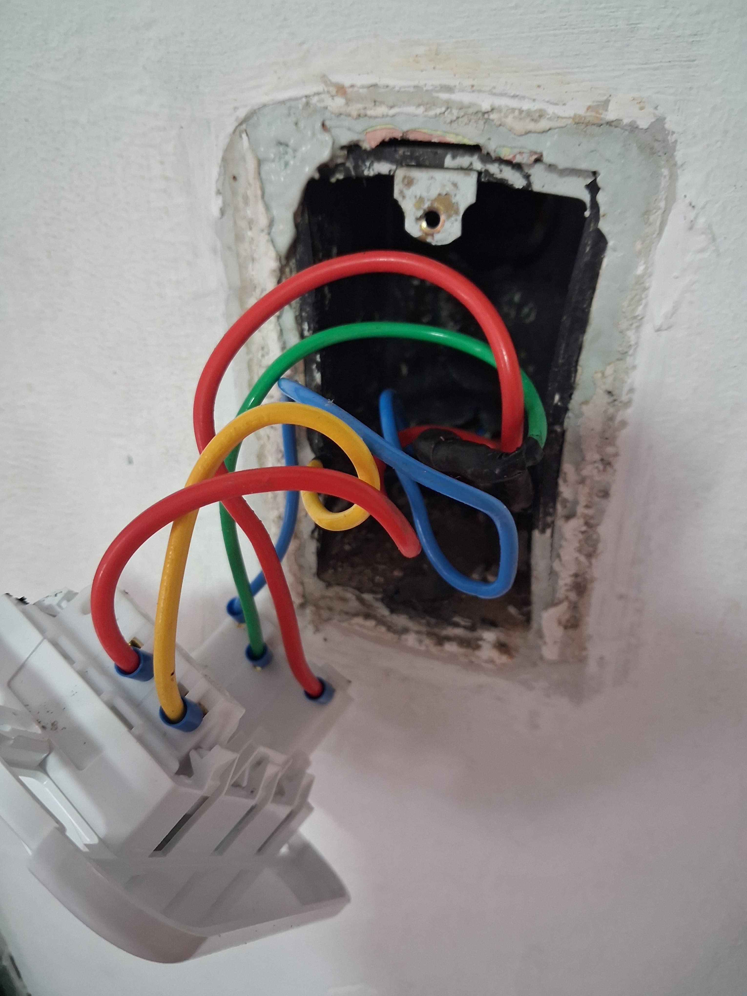 Eletricista residencial e predial.